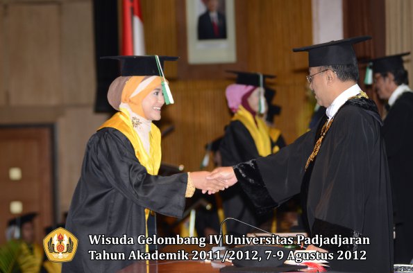 wisuda-unpad-gel-iv-2011_2012-fakultas-pertanian-oleh-rektor-057