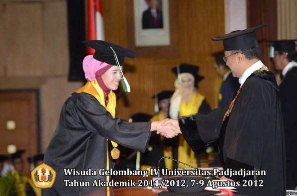 wisuda-unpad-gel-iv-2011_2012-fakultas-pertanian-oleh-rektor-058