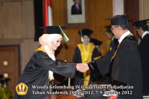 wisuda-unpad-gel-iv-2011_2012-fakultas-pertanian-oleh-rektor-059