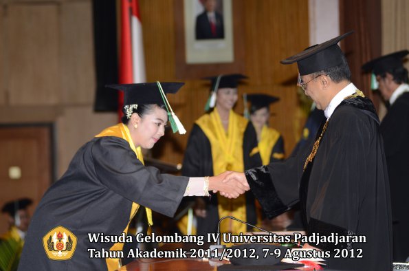 wisuda-unpad-gel-iv-2011_2012-fakultas-pertanian-oleh-rektor-060