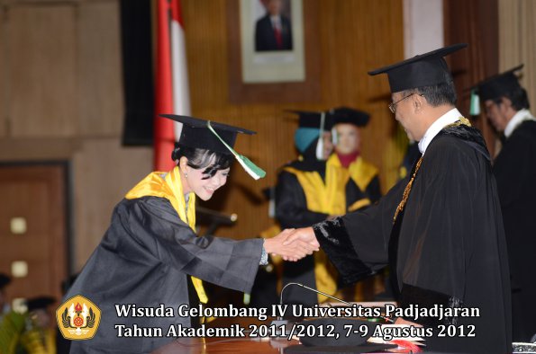 wisuda-unpad-gel-iv-2011_2012-fakultas-pertanian-oleh-rektor-062