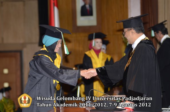 wisuda-unpad-gel-iv-2011_2012-fakultas-pertanian-oleh-rektor-063