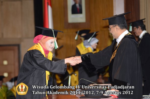 wisuda-unpad-gel-iv-2011_2012-fakultas-pertanian-oleh-rektor-064