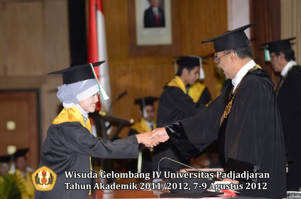 wisuda-unpad-gel-iv-2011_2012-fakultas-pertanian-oleh-rektor-065