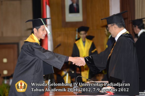 wisuda-unpad-gel-iv-2011_2012-fakultas-pertanian-oleh-rektor-066