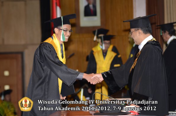 wisuda-unpad-gel-iv-2011_2012-fakultas-pertanian-oleh-rektor-067