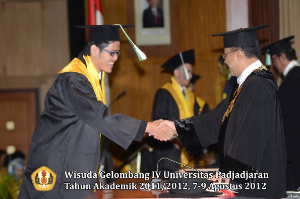 wisuda-unpad-gel-iv-2011_2012-fakultas-pertanian-oleh-rektor-069