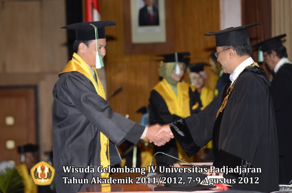 wisuda-unpad-gel-iv-2011_2012-fakultas-pertanian-oleh-rektor-073