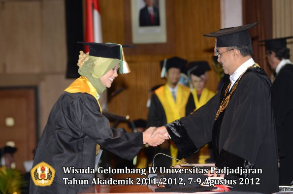 wisuda-unpad-gel-iv-2011_2012-fakultas-pertanian-oleh-rektor-074