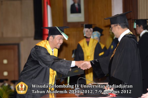 wisuda-unpad-gel-iv-2011_2012-fakultas-pertanian-oleh-rektor-075