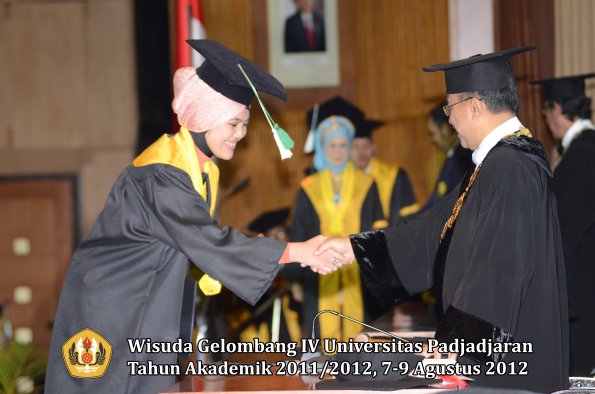 wisuda-unpad-gel-iv-2011_2012-fakultas-pertanian-oleh-rektor-076