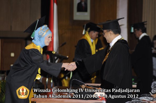 wisuda-unpad-gel-iv-2011_2012-fakultas-pertanian-oleh-rektor-077