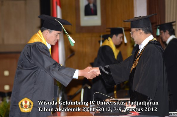 wisuda-unpad-gel-iv-2011_2012-fakultas-pertanian-oleh-rektor-078