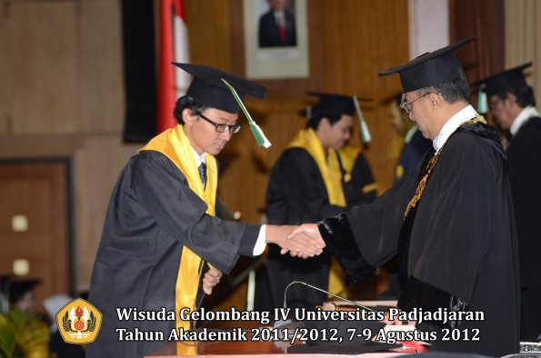 wisuda-unpad-gel-iv-2011_2012-fakultas-pertanian-oleh-rektor-080