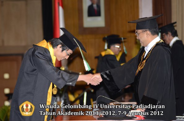 wisuda-unpad-gel-iv-2011_2012-fakultas-pertanian-oleh-rektor-096