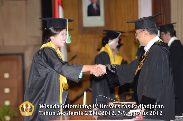 wisuda-unpad-gel-iv-2011_2012-fakultas-pertanian-oleh-rektor-105