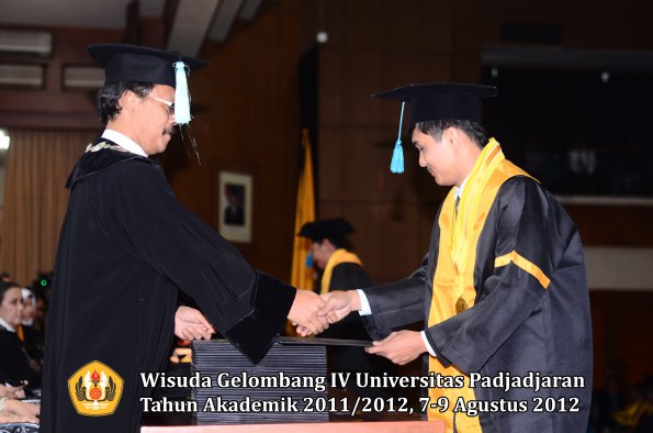 wisuda-unpad-gel-iv-2011_2012-fakultas-ilmu-budaya-oleh-dekan-012