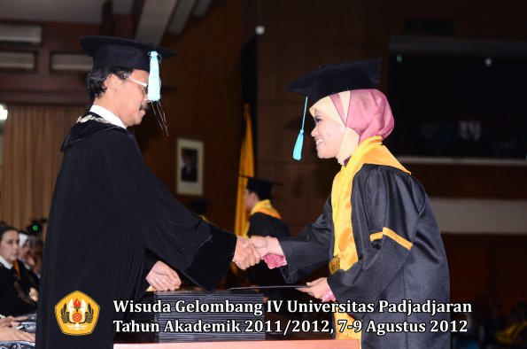 wisuda-unpad-gel-iv-2011_2012-fakultas-ilmu-budaya-oleh-dekan-024