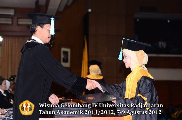 wisuda-unpad-gel-iv-2011_2012-fakultas-ilmu-budaya-oleh-dekan-036