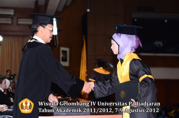 wisuda-unpad-gel-iv-2011_2012-fakultas-ilmu-budaya-oleh-dekan-041