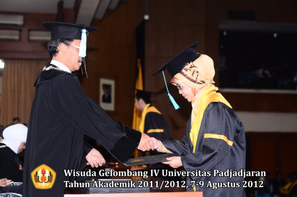 wisuda-unpad-gel-iv-2011_2012-fakultas-ilmu-budaya-oleh-dekan-045