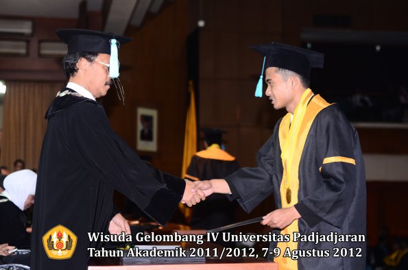 wisuda-unpad-gel-iv-2011_2012-fakultas-ilmu-budaya-oleh-dekan-047