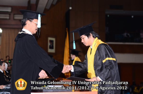 wisuda-unpad-gel-iv-2011_2012-fakultas-ilmu-budaya-oleh-dekan-049