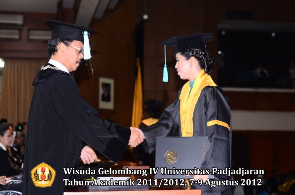 wisuda-unpad-gel-iv-2011_2012-fakultas-ilmu-budaya-oleh-dekan-050