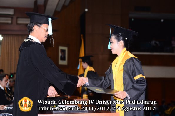 wisuda-unpad-gel-iv-2011_2012-fakultas-ilmu-budaya-oleh-dekan-051