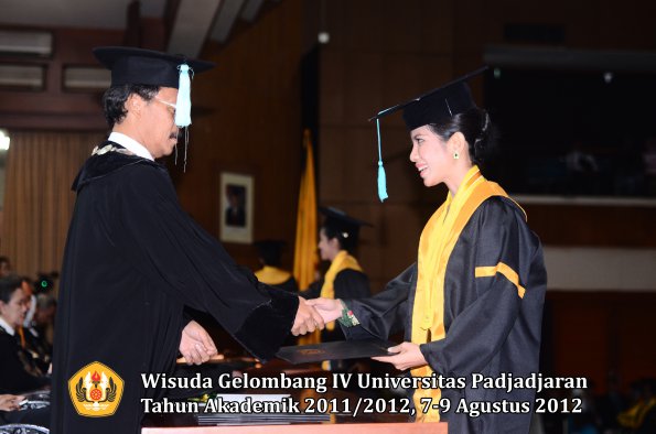 wisuda-unpad-gel-iv-2011_2012-fakultas-ilmu-budaya-oleh-dekan-052