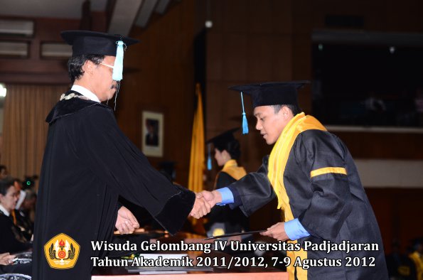 wisuda-unpad-gel-iv-2011_2012-fakultas-ilmu-budaya-oleh-dekan-053