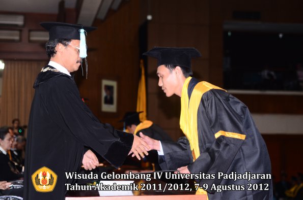 wisuda-unpad-gel-iv-2011_2012-fakultas-ilmu-budaya-oleh-dekan-054