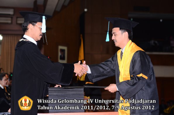 wisuda-unpad-gel-iv-2011_2012-fakultas-ilmu-budaya-oleh-dekan-057