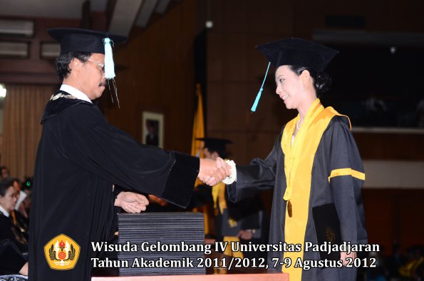 wisuda-unpad-gel-iv-2011_2012-fakultas-ilmu-budaya-oleh-dekan-058