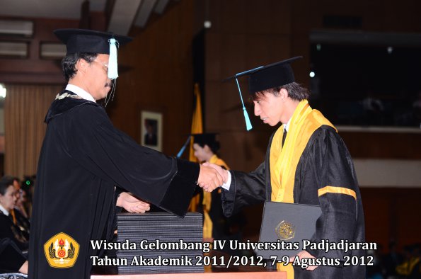 wisuda-unpad-gel-iv-2011_2012-fakultas-ilmu-budaya-oleh-dekan-059