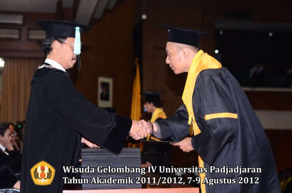 wisuda-unpad-gel-iv-2011_2012-fakultas-ilmu-budaya-oleh-dekan-060