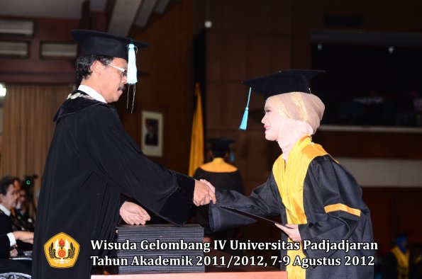 wisuda-unpad-gel-iv-2011_2012-fakultas-ilmu-budaya-oleh-dekan-070