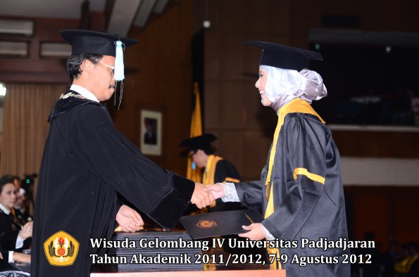 wisuda-unpad-gel-iv-2011_2012-fakultas-ilmu-budaya-oleh-dekan-078