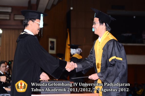 wisuda-unpad-gel-iv-2011_2012-fakultas-ilmu-budaya-oleh-dekan-079