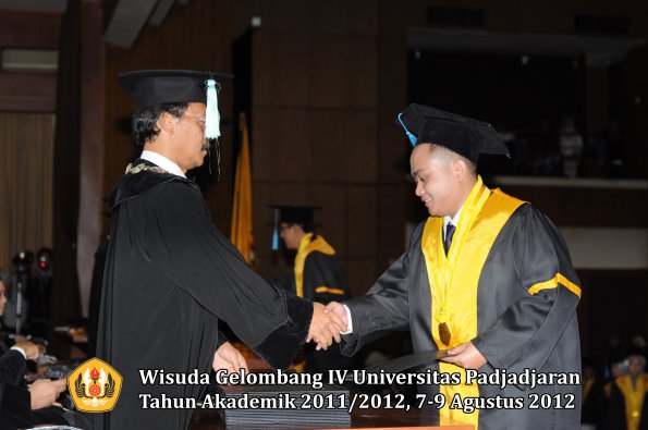 wisuda-unpad-gel-iv-2011_2012-fakultas-ilmu-budaya-oleh-dekan-088