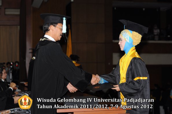 wisuda-unpad-gel-iv-2011_2012-fakultas-ilmu-budaya-oleh-dekan-089