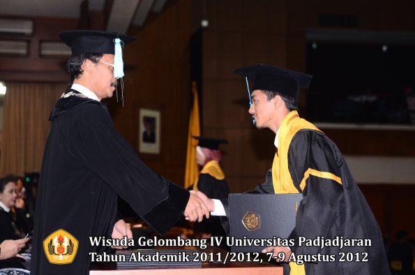 wisuda-unpad-gel-iv-2011_2012-fakultas-ilmu-budaya-oleh-dekan-096