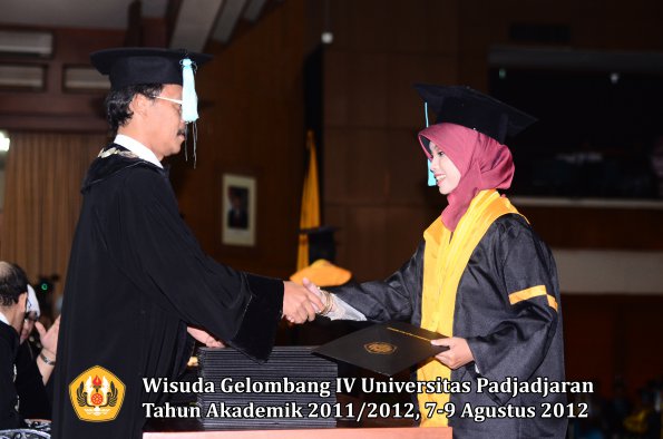 wisuda-unpad-gel-iv-2011_2012-fakultas-ilmu-budaya-oleh-dekan-120