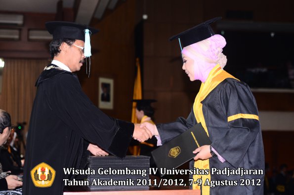 wisuda-unpad-gel-iv-2011_2012-fakultas-ilmu-budaya-oleh-dekan-122