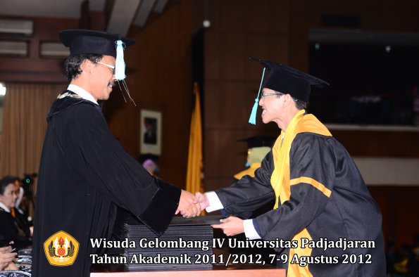 wisuda-unpad-gel-iv-2011_2012-fakultas-ilmu-budaya-oleh-dekan-124