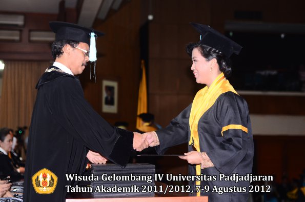 wisuda-unpad-gel-iv-2011_2012-fakultas-ilmu-budaya-oleh-dekan-125