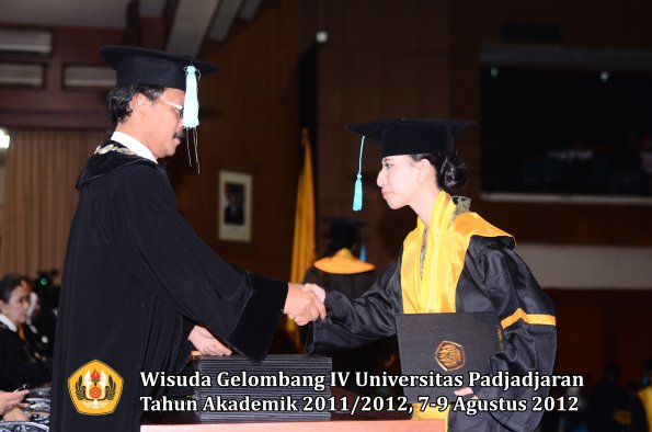 wisuda-unpad-gel-iv-2011_2012-fakultas-ilmu-budaya-oleh-dekan-128