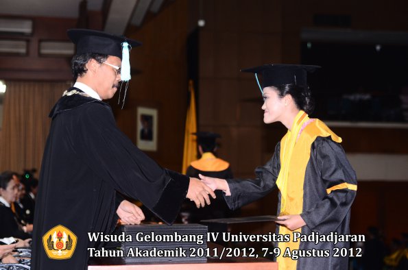 wisuda-unpad-gel-iv-2011_2012-fakultas-ilmu-budaya-oleh-dekan-130