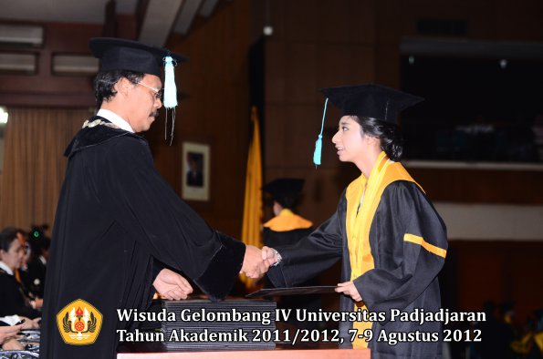 wisuda-unpad-gel-iv-2011_2012-fakultas-ilmu-budaya-oleh-dekan-131