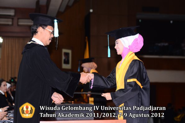 wisuda-unpad-gel-iv-2011_2012-fakultas-ilmu-budaya-oleh-dekan-133